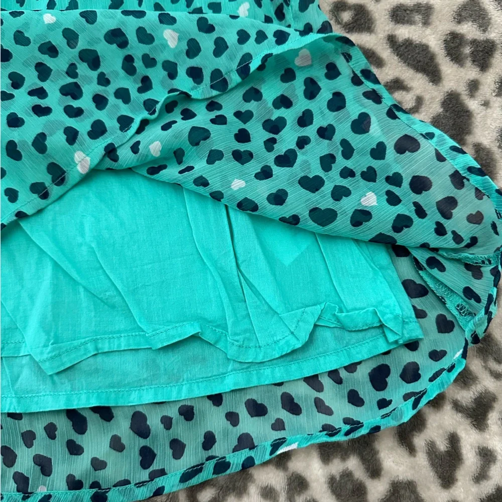 Old Navy Flutter Sleeve Blouse with Heart Graphic in Green Size Small 6 7 Girls